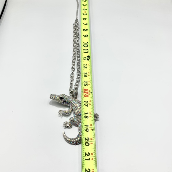 Bold sparkly large Alligator reptile rhinestone silver-tone statement necklace - Picture 11 of 12